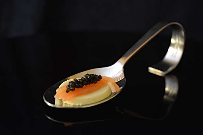 Juodieji ikrai su šparagų "panna cotta"