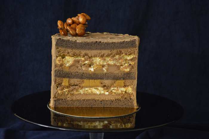 Šventinis tortas su lazdyno riešutų morenga, šokoladinis kremas, šokoladiniai biskvitai, karamele