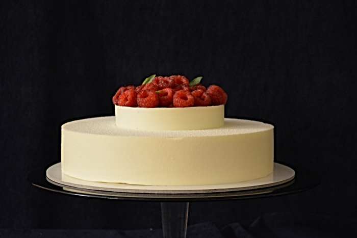 Baltojo šokolado ir aviečių tortas